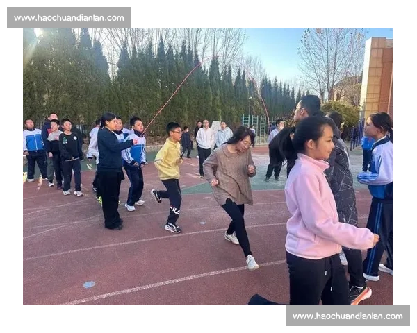燃动赛场的跳长绳比赛视频记录团队协作与速度之美青春拼搏瞬间全